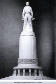 Monumento al Descamisado, ubicado sobre su pedestal.