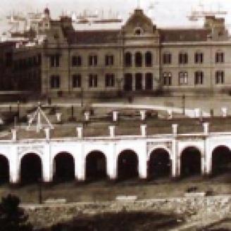 Esta fotografia fue tomada la momento de su demolición y al fondo se observa la Casa de Gobierno a la izquierda y a la derecha el Palacio de Correos, todavía no estaban unidos por el arco del arquitecto Tamburini