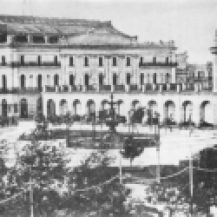 Se observa la Recova y de fondo el antiguo Teatro Colón, donde actualmente se encuentra el Banco Nación